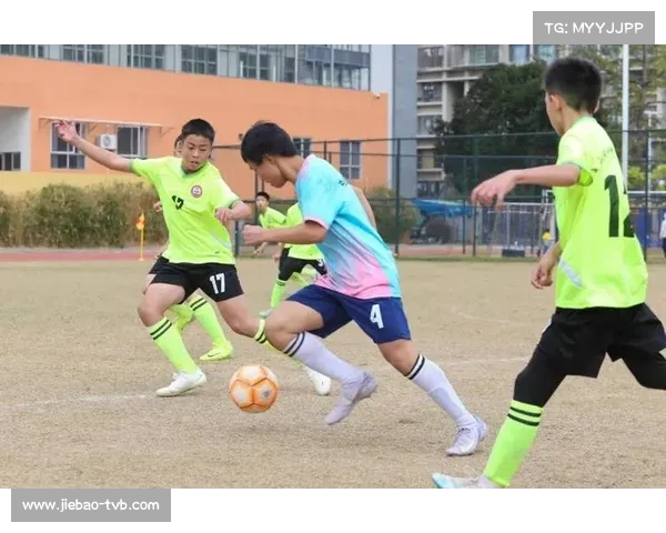 校园足球比赛成传统活动,学生通过比赛锻炼团队协作能力 校园足球比赛成传统活动,学生通过比赛锻炼团队协作能力