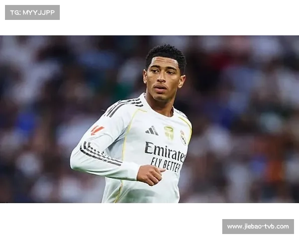 皇马球迷伯纳乌声援伤退贝林厄姆，展现俱乐部凝聚力